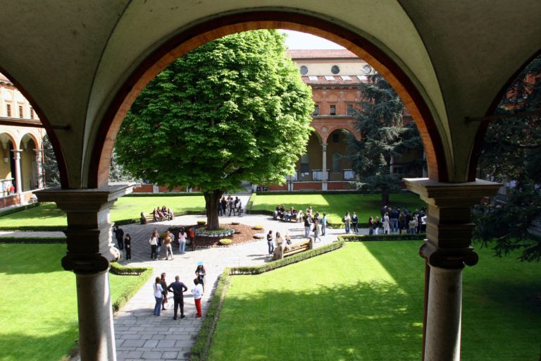 università cattolica narrazione, Università a Milano