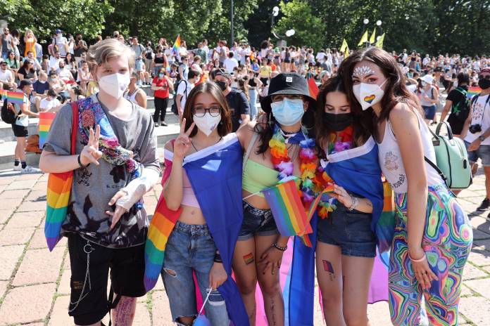 Milano Pride, il popolo arcobaleno invade l'Arco della ...