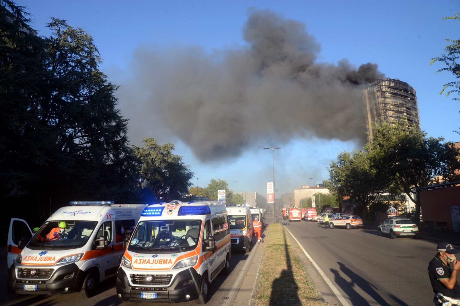 Incendio a Milano "Vigili del fuoco con le mani ustionate"