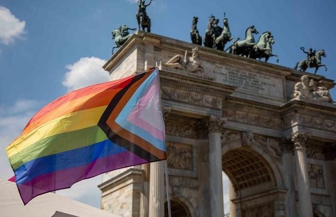 Milano Pride, coppia gay, Milano Pride 2024, approvato il patrocinio del Comune (dopo il no di Regione Lombardia)