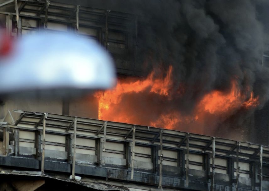 Maxi incendio a Milano